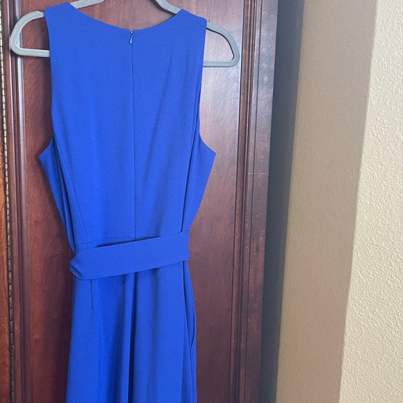 Elegant Blue Sleeveless Dress - Picture 3 of 3
